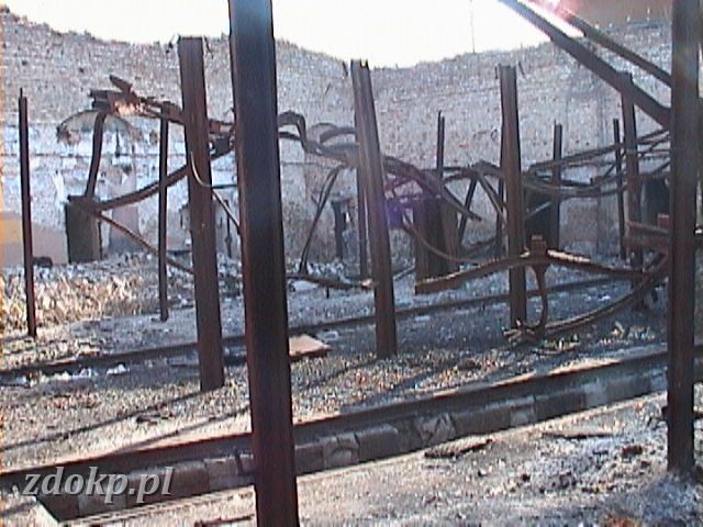 2005-04-25.63 WG lewa cz. lokomotywowni.JPG - ... lokomotywownia - spalona cz od strony noclegowni, widoczny zarwany dach ...